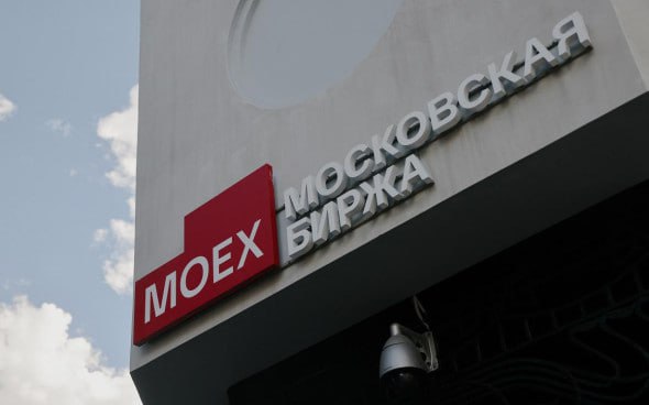 Индекс Мосбиржи IMOEX вырос на фоне первых заявлений об итогах переговоров между делегациями России и Украины в Стамбуле. К 17:46 мск российский индикатор достиг отметки 2812,12 пункта, однако по-прежнему оставался в минусе на 0,59% по сравнению с уровнем закрытия предыдущего дня.