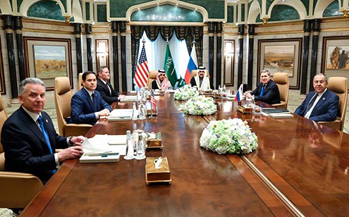 Переговоры России и США: новый виток в Москве Российский посол в США Александр Дарчиев подтвердил предстоящие переговоры в Москве по дипломатическим вопросам. Эти встречи должны помочь в процессе восстановления российско-американских отношений. Посол отметил, что процесс налаживания отношений сложен и тормозится не только внешними, но и внутренними факторами в США, включая влиятельные группы в Конгрессе. Дарчиев подчеркнул: до полного «выздоровления» отношений еще далеко, но разговоры продолжаются.