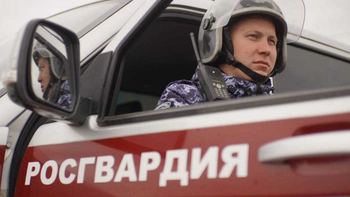 Угроза ножом, побои и подозрительный рюкзак — на какие вызовы выезжали сотрудники Росгвардии НАО в майские праздники Автопатрули вневедомственной охраны войск национальной гвардии осуществили 32 выезда на помощь жителям Ненецкого автономного округа. 14 раз тревожные кнопки и системы охранной сигнализации срабатывали в различных организациях и местах хранения имущества граждан в Нарьян-Маре и посёлке Искателей. — Ещё 18 сообщений от граждан поступило в рамках взаимодействия с дежурной частью УМВД России по Ненецкому автономному округу. Группы задержания вневедомственной охраны Росгвардии выезжали на сообщения об угрозе ножом, побоях, бытовых конфликтах и других происшествиях. За время патрулирования улиц Нарьян-Мара и посёлка Искателей экипажи ОВО выявили и пресекли 17 административных правонарушений, — рассказал заместитель начальника ОВО ВНГ России по НАО подполковник полиции Андрей Колотилов. Днём росгвардейцы незамедлительно прибыли на сообщение жителей о подозрительном бесхозном рюкзаке в кабине лифта одного из многоквартирных домов на улице Первомайской. Вместе с коллегами из полиции экипаж ОВО Росгвардии отработал алгоритм действий по антитеррористической защите населения. Не обнаружив опасных предметов, правоохранители приняли необходимые меры для установления владельца забытой ручной клади. Вечером группа задержания вневедомственной охраны Росгвардии пресекла противоправные действия неадекватного мужчины, который в состоянии сильнейшего алкогольного опьянения нарушал общественный порядок на автобусной остановке у Детского технопарка «Кванториум» в центре Нарьян-Мара. Нетрезвого правонарушителя передали сотрудникам УМВД для привлечения к административной ответственности. Фото: Росгвардия НАО