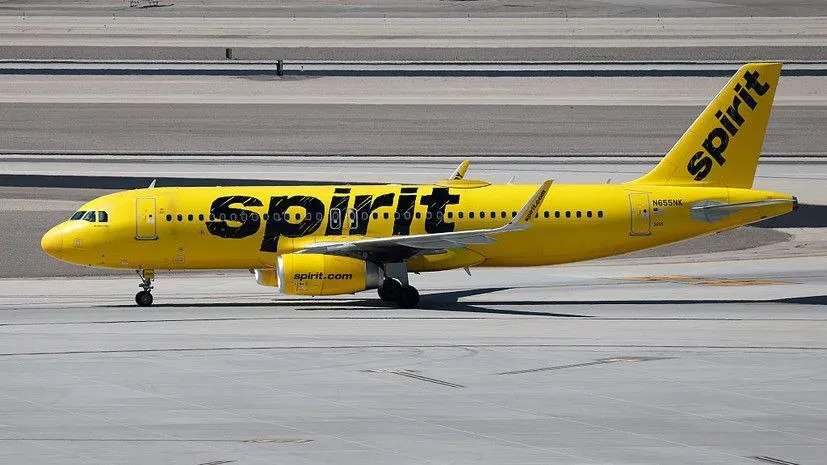 Spirit Airlines официально прекращает свою деятельность все рейсы отменены Это первая крупная авиакомпания США прекратившая деятельность за последние десятилетия Spirit Airlines в своем заявлении утверждает что именно резкий скачок цен на нефть в конечном итоге погубил компанию Стоимость авиационного топлива внутри страны выросла примерно вдвое с начала войны в Иране Подписаться на PRO transport Telegram MAX