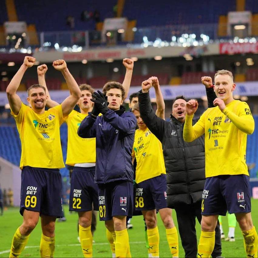 Ростов рискует сняться с РПЛ из за долга в 4 5 миллиарда рублей Иван Карпов По информации инсайдера задержки по зарплате в клубе тянутся с сентября сборы до сих пор не оплачены Даже если команда доиграет сезон то лицензию на следующий вряд ли получат   Все рекорды сезона в приложении ГОЛ