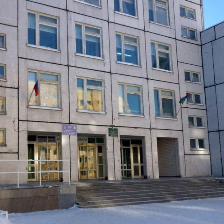 В Петрозаводске школьник пришел на урок с ножом Речь идет о школе 48 Именно там на уроке истории в 8 классе учитель обнаружил что у школьника с собой нож а на руках изображена свастика в виде крестов пишет Столица на Онего При этом в школьных чатах появилась информация что и у друзей подростка в школе с собой такие же игрушки Родители других учеников опасаясь что инцидент в учебном заведении могут замять обратились в МВД Карелии Администрация школы действовала четко по инструкции уверяют в мэрии города Оперативно отработала ситуацию с правоохранительными органами Образовательный процесс не прерывался Также было организовано взаимодействие с семьей ребенка Управление образования комитета социального развития держит ситуацию на контроле Источник