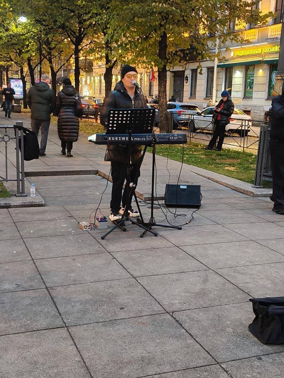 Чиновники забирают инструменты у уличных музыкантов Комитет по вопросам законности отчитался о 23 музыкантах пойманных за две недели в популярных локациях Им предъявили административную статью о нарушении городского закона о тишине Максимальный штраф для граждан по нему 5 тысяч рублей Однако более критично то что комитетчики и полицейские забирают у музыкантов инструменты как орудия и предметы совершения правонарушений Напомним в 2023 м в Петербурге вступил в силу закон о согласовании уличных выступлений с чиновниками но фактически большинство музыкантов плевали на него GradSPb Места СПб TodaySPb Новости СПб