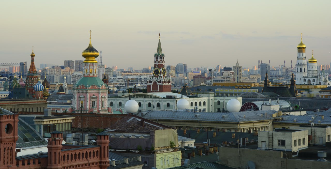 Москва стала самым удобным мегаполисом по доступности для пешеходов основных социальных и потребительских услуг.  В среднем москвичам требуется 9,6 минуты, чтобы дойти до детского сада, салона красоты, кафе и так далее.  У жителей Лондона такой маршрут занимает 10,3 минуты, Токио – 12,3 минуты, Нью-Йорка – 20 минут, Стамбула – 30 минут, следует из результатов исследования, подготовленного факультетом городского и регионального развития НИУ ВШЭ.  Это отличительная особенность российской градостроительной школы и позитивное наследие советских требований,  – прокомментировали авторы исследования. Всего в рейтинг вошло 12 городов мира с населением около ≧10 млн человек.