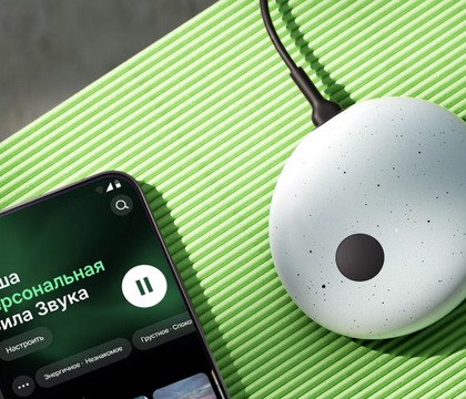 Представлена компактная умная колонка SberBoom Micro c GigaChat Сбер презентовал SberBoom Micro миниатюрную проводную колонку с встроенным ИИ помощником который позволяет управлять устройствами умного дома посредством голосовых команд Гаджет имеет габариты 88 77 25 мм Благодаря небольшой массе колонку можно крепить к стене с помощью липучки