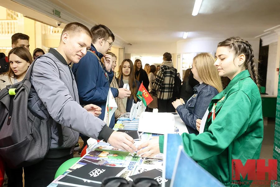 Более 2 000 рабочих мест предложат на ярмарке вакансий 22 мая. Их представят НИИ пожарной безопасности и проблем чрезвычайных ситуаций МЧС Беларуси, «МАЗ» — управляющая компания холдинга «Белавтомаз», 10-я городская клиническая больница, Дрожжевой комбинат и др. Где: e-vacancy.by. Когда: с 10:00 до 12:00. «Минск-Новости» MINSKNEWS.BY Telegram Viber FB VK Inst TikTok YouTube
