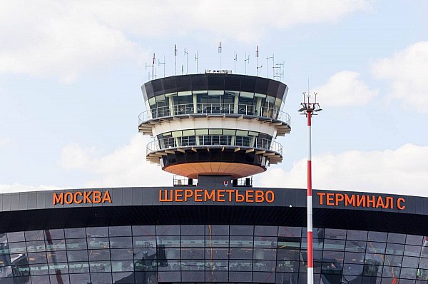 Шереметьево с января повысит сборы с российских авиакомпаний на 10 с иностранных на 3 АО Международный аэропорт Шереметьево МАШ с 1 января 2026 года планирует повысить основные сборы за обслуживание российских авиакомпаний на 10 Об этом сообщает Интерфакс со ссылкой на данные из материалов аэропорта Так базовый сбор за взлет посадку увеличится с 768 5 руб до 845 36 руб за тонну максимальной взлетной массы воздушного судна МВМ включенная в него инвестиционная составляющая с 373 8 руб до 411 18 руб Сбор за обеспечение транспортной безопасности без досмотра и осуществления пропускного режима будет повышен с 38 36 руб до 42 2 руб Плата за предоставление аэровокзала на внутренних воздушных линиях в терминалах B и D вырастет с 296 76 руб до 326 44 руб на одного пассажира на международных в терминалах В C D с 810 16 руб до 891 18 руб в E и F оба временно закрыты с 239 56 руб до 263 52 руб aviaru net n291048