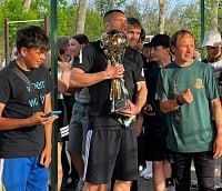 Полузащитник ФК «Краснодар» Черников привез кубок РПЛ в родную станицу Выселки Воспитанник академии футбольного клуба «Краснодар» Александр Черников, недавно завоевавший звание чемпиона России по футболу, посетил родную станицу Выселки. 27 мая, он встретился с местными мальчишками на стадионе, фотографировался и делился секретами спортивного мастерства.Местные жители назвали посещение знаменитого игрока вдохновляющим событием. Черников родился в Выселках в 2000 году, дебютировал в составе основной команды «Краснодара» в 2019 году, сыграв матч Кубка России против «Нижнего Новгорода». Через шесть лет после первого официального выхода на поле он завоевал главный трофей национального чемпионата. На Выселки — Выселковский район / OK.ru /фото/видео для публикации или заказать рекламу: «Утренний Юг»