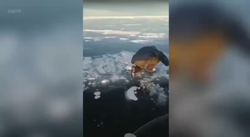 Гид объясняет, как метан подо льдом Байкала вызывает пламя на Ольхоне