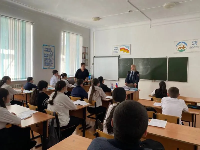 Профилактическая акция Чистое поколение 2026 прошла в Алагирском районе Северной Осетии Сотрудники Отдела МВД России по Алагирскому району провели масштабную информационно просветительскую работу с учащимися 7 класса школы горного поселка Мизур в рамках акции Чистое поколение 2026 Основной целью мероприятия стало формирование у подростков негативного отношения к употреблению алкоголя табачных изделий включая электронные сигареты наркотических средств и психотропных веществ Инспектор по делам несовершеннолетних подробно осветила пагубные последствия таких привычек для здоровья социальной адаптации и межличностных отношений В заключительной части встречи полицейские акцентировали внимание на важности личной безопасности Ребятам напомнили о недопустимости самовольных уходов из дома а также призвали к проявлению максимальной осторожности и бдительности при взаимодействии с незнакомыми людьми