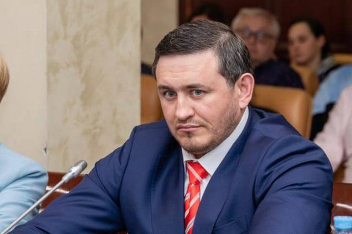 Руководитель Федерального проекта по борьбе с коррупцией ФПБК Виталий Бородин признался в интервью Ридусу что разочаровался в российской судебной системе По словам Бородина он очень расстроился когда узнал что суд решил оштрафовать рэпера Icegergert Георгия Гергерта всего на две тысячи рублей за выкрик экстремистского лозунга Жизнь ворам на концерте То рэпер платит символический штраф то Лариса Долина забирает квартиру оставляя добросовестную покупательницу без денег и жилья то актриса Аглая Тарасова получает условный срок за контрабанду наркотиков Как то странно действуют наши суды Российские работяги если нарушают закон отвечают по полной программе а представители богемы выходят сухими из воды указал Виталий Бородин   www ridus ru n 744966 ridusnews