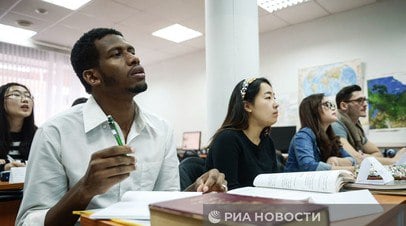 В вузах Нижегородской области выросло число иностранных студентов в 2024 году   В вузах Нижегородской области в 2024 году прошли обучение более 7 тыс. иностранных студентов из 105 стран, что на 20% больше, чем годом ранее.  Читать далее