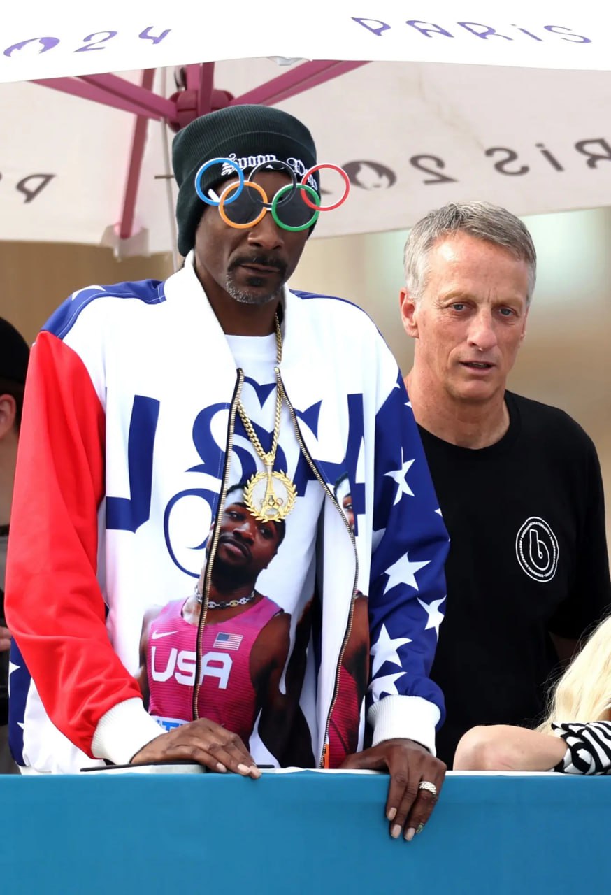 Снуп Догга назначили почетным тренером сборной США на ОИ Рэпер станет первым почетным тренером сборной США в волонтерской должности призванной поддерживать и вдохновлять американских спортсменов вне соревнований Известный своей страстью к общественной деятельности наставничеству и поддержке молодежи Снуп привнесет свой фирменный юмор и душевность чтобы мотивировать спортсменов сборной США говорится в сообщении на сайте Олимпийского комитета США Подписывайтесь на РИА Новости Спорт в MAX