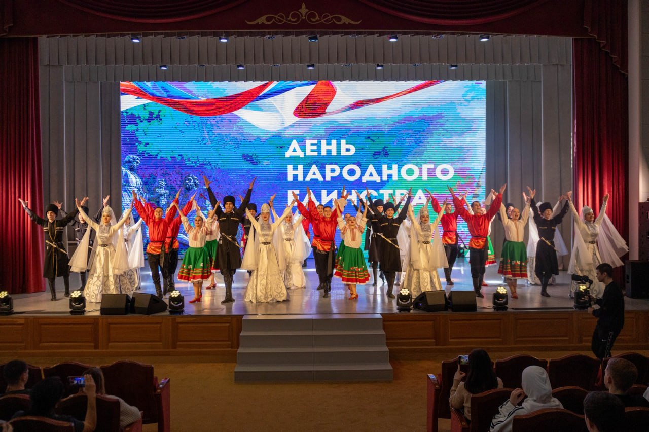 В Ставропольском государственном аграрном университете состоялось праздничное мероприятие, посвященное Дню народного единства    Организатором проведения праздника стал ректор вуза, член Общественного совета при Главном управлении МВД России по Ставропольскому краю Владимир Ситников, а в числе приглашенных был представитель Общественного совета при краевом Главке Расул Ижаев.  Мероприятие началось с выставки подворий от национально-культурных центров университета. Они были наполнены национальными блюдами, предметами быта, фотографиями и историческими справками о народах.  Подробнее читайте на нашем сайте>>>