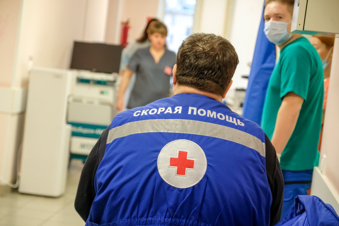 5-летний мальчик разорвал почку в детском саду в Ленобласти ЧП случилось 25 июля в Сосновом Бору, когда он споткнулся и упал на каменную ступеньку. После этого малыш пожаловался на боли в животе, его передали родителям, а затем госпитализировали в тяжелом состоянии. Ребенка оперативно доставили в Центральную медицинскую санчасть. Врачи диагностировали у него разрыв левой почки. По информации АН «Оперативное прикрытие», мальчик растет в благополучной семье. Его родители работают в крупном строительном холдинге. : Артем Килькин : СПб — отдай свой буст нам