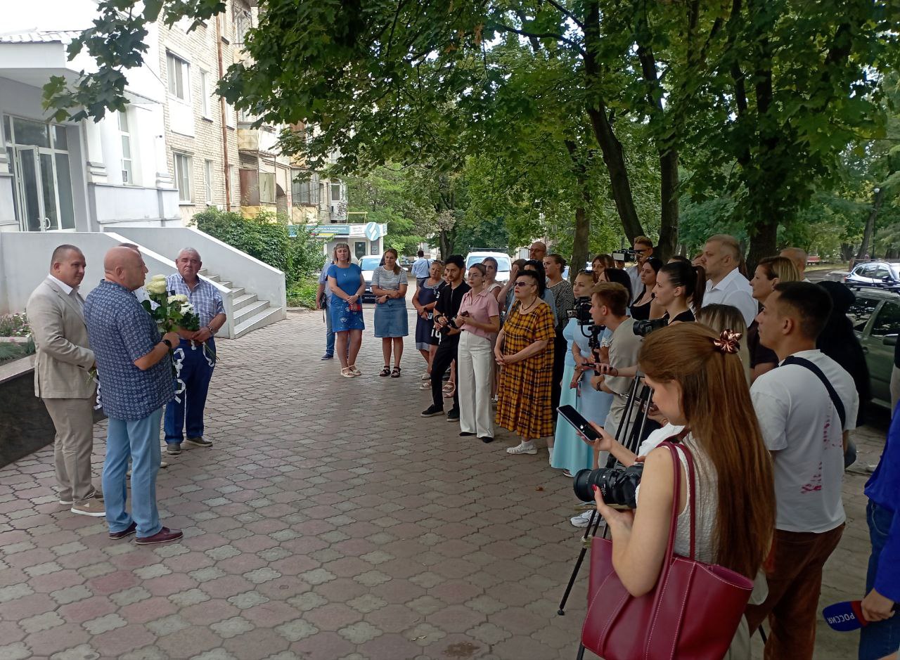 К 110-летнему юбилею Михаила Матусовского в ЛГАКИ открыли стендовый музей и отреставрированный памятник великому луганскому поэту Об этом в своем Telegram-канале сообщила врип главы Луганского городского округа Яна Пащенко.