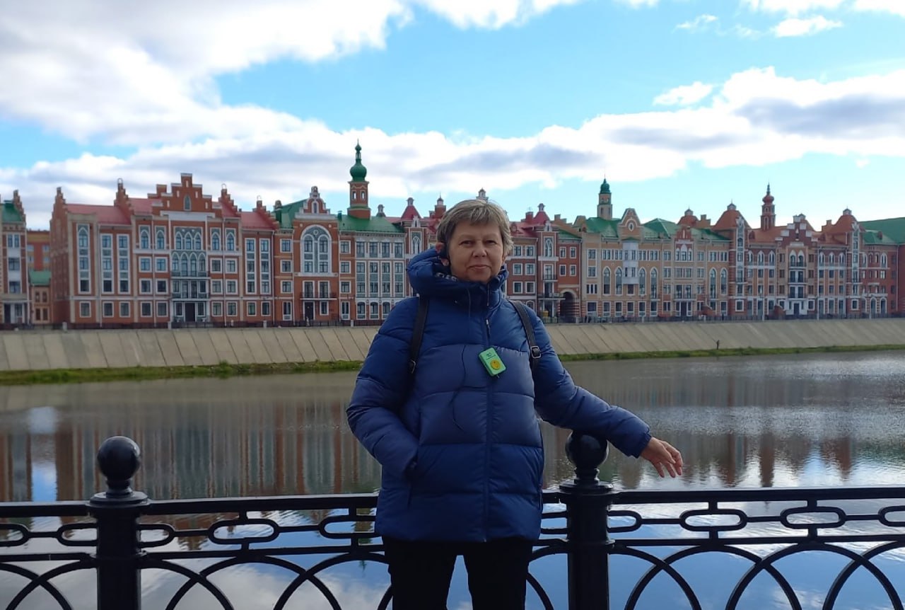 Поехала с сыном на соревнования в свой день рождения умерла учитель из известной волгоградской династии Екатерина Синельникова Сегодня 24 октября в Волгограде проводят в последний путь известного педагога учителя математики гимназии 4 Ворошиловского района Екатерину Синельникову Она ушла из жизни очень рано женщине было всего 58 лет Ее уход шокировал всех кто знал ее как талантливого учителя как добрую и отзывчивую подругу как прекрасную маму Все случилось в Казани куда женщина поехала со своим сыном чтобы поддержать его на соревнованиях Сын Екатерины Синельниковой профессионально занимается баскетболом представляет Волгоградскую область и часто ездит на соревнования Вместе с ним часто ездила посмотреть мир и его мама 4 дня назад женщина выложила фото с экскурсии из солнечной осенней Йошкар Олы Это были последние кадры Позже женщину найдут мертвой в отеле Знакомые семьи говорят что у учительницы случился сердечный приступ и по роковому стечению обстоятельств это произошло в ее день рождения Екатерина Геннадьевна была человеком очень любящим жизнь своего сына которым она гордилась и конечно свою работу и своих учеников Окончив школу 109 Волгограда она вернулась в нее еще на 35 лет уже учителем Выбор даже не стоял Екатерина выбрала ту профессию которая прославила ее семью До этого в школе работала учителем математики ее мама Аза Михайловна Учила детей и бабушка и брат и дядя Подробнее
