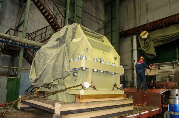 Севмаш изготовил первый подшипник для ледокола Ленинград Оборонное судостроительное предприятие Севмаш входит в Объединенную судостроительную корпорацию ОСК в Северодвинске изготовило и отгрузило первый из трех подшипников для ледокола Ленинград выпускаемых по заказу Балтийского завода в Санкт Петербурге Это самое крупное изделие производственно технического назначения в истории предприятия сообщила пресс служба Севмаша В высоту главный упорный подшипник достигает 2 5 м общая масса в сборке около 25 т Изделие спроектировано конструкторским бюро предприятия Также специалисты разработали программу испытаний Комплект для одного судна состоит из трех подшипников Второй и третий для ледокола Ленинград планируется отгрузить и передать заказчику в начале 2026 г Пресс служба Севмаша Telegram Max