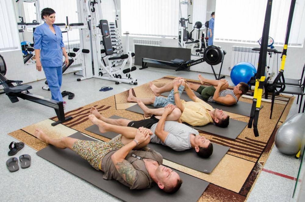 Около тысячи участников спецоперации в Краснодарском крае прошли реабилитацию в 2025 году На Кубани продолжает работать программа оздоровления для бойцов СВО запущенная по поручению губернатора Вениамина Кондратьева За два года лечение получили уже примерно 6 тысяч человек Участникам выдают сертификаты на санаторно курортное лечение до 100 тысяч рублей а для инвалидов I группы до 130 тысяч Ограничений по времени прохождения лечения нет Связь и запросы на размещение рекламы в Temruchok info bot Подпишись на Темрюк Инфо в MAX ВКонтакте Одноклассники