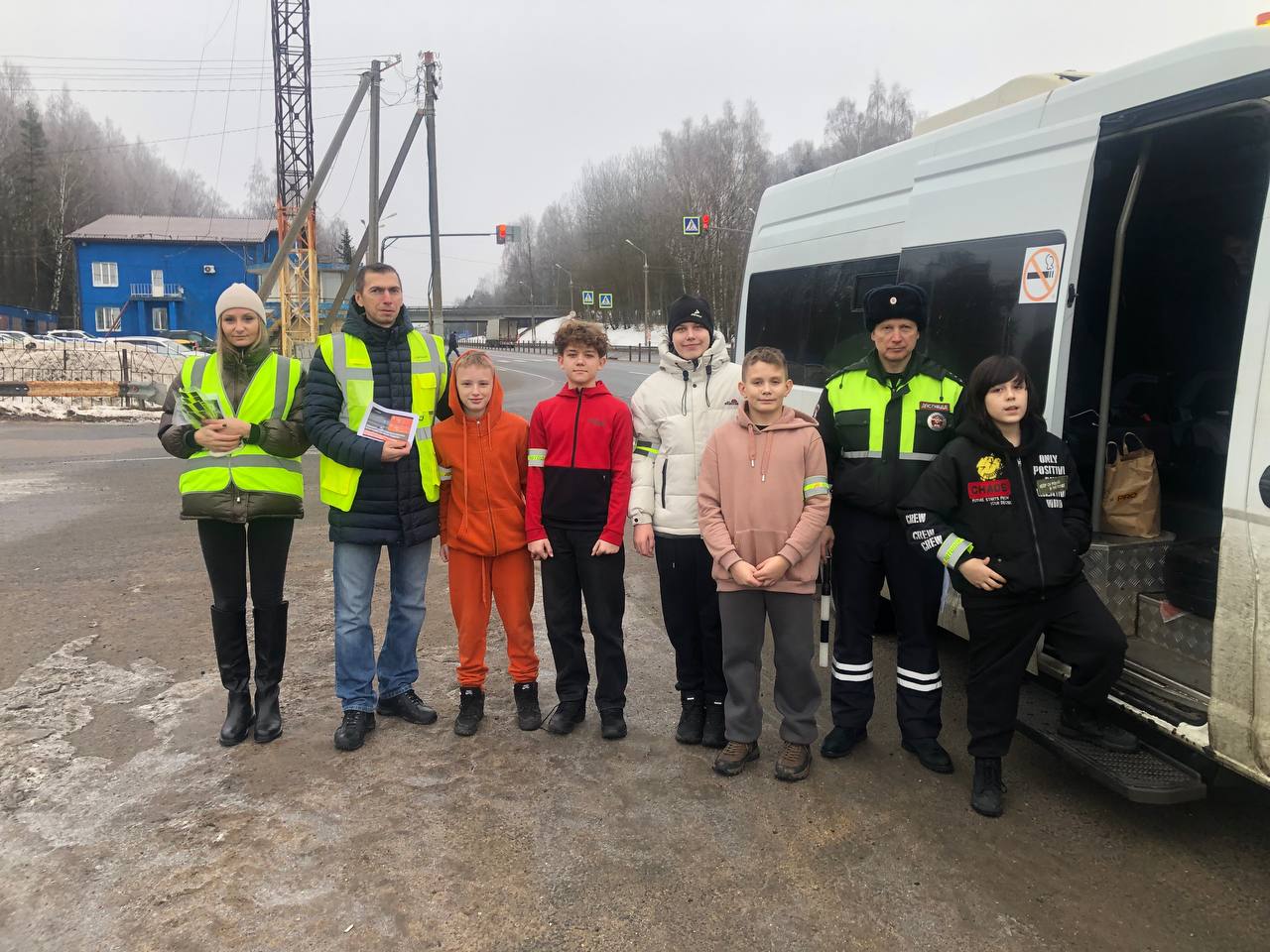 В Смоленской области на трассе М-1 «Беларусь» прошла профилактическая акция по безопасности дорожного движения «Новогодние каникулы». Специалисты Госкомпании «Автодор» вместе с сотрудниками Госавтоинспекции напомнили водителям о важности соблюдения скоростного режима, правил остановки и стоянки, а также перерыва на отдых.  Для закрепления знаний раздавали памятки, в том числе, с информацией о расположении МФЗ на скоростных магистралях. Юным участникам дорожного движения дарили специальные нарукавные световозвращающие повязки, чтобы быть заметнее в темное время суток.    Подписывайтесь и следите за новостями