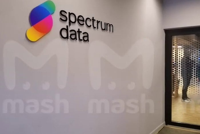 Названа причина обысков в офисе Spectrum Data в центре Екатеринбурга  В Екатеринбурге в офисе IT-компании Spectrum Data утром 16 января силовики провели обыски. Причиной проведения операции стало разглашение персональных данных, с которыми работает организация. Пишет Telegram-канал «Ural Mash».  — В штаб-квартиру разработчиков в Екатеринбурге пришли с обысками. Предварительная причина — несанкционированное разглашение персональных данных  В ходе операции силовики забрали телефоны у сотрудников.  Компания SpectrumData разработала приложения «Автокод Профи», «Автобаза», Spectrum Бюро, CheckPerson и другие. Основная специализация — базы данных граждан и юрлиц России.