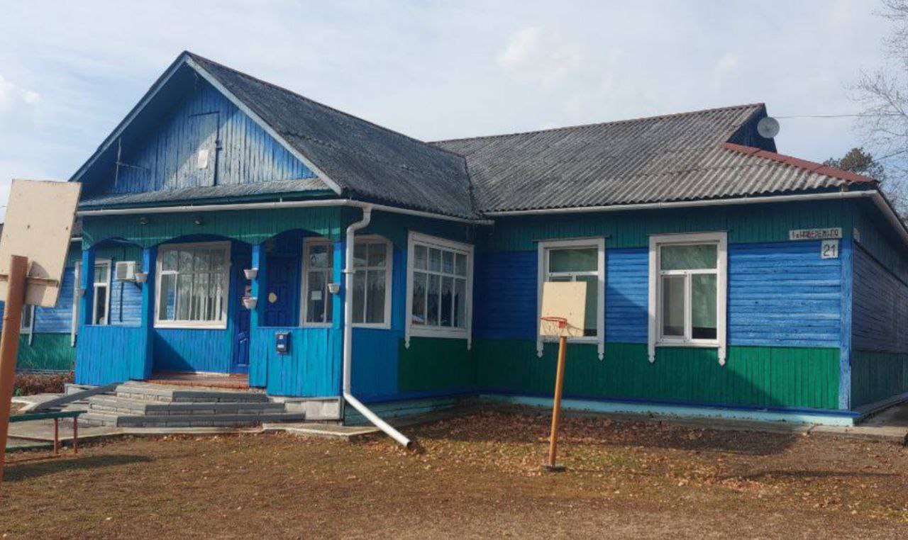 В Дальнереченске должностное лицо подозревается в фиктивном трудоустройстве своей родственницы и знакомой в детский сад сообщает СКР Приморья Следственными органами СКР по Приморскому краю возбуждено уголовное дело в отношении начальника МКУ Управления образования Дальнереченского городского округа Она подозревается в фиктивном трудоустройстве своей родственницы и знакомой в детский сад общеобразовательного вида в селе Лазо ч 3 ст 159 УК РФ мошенничество По версии следствия в период времени с июля 2023 года по сентябрь 2025 года фигурантка с целью хищения денежных средств выделяемых для оплаты труда работников образовательных дошкольных учреждений фиктивно трудоустроила в детский сад свою близкую родственницу и знакомую Таким образом женщины фактически не работая получали заработную плату За все время им было перечислено в общей сложности почти 2 5 млн рублей которыми они распорядились по своему усмотрению В настоящее время следователи устанавливают все обстоятельства произошедшего   Реклама  Поддержать канал Остались вопросы