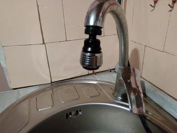 В домах жителей Железнодорожного района днем 25 января резко упало давление а местами и вовсе пропала холодная вода С проблемой столкнулись воронежцы с улиц Богдана Хмельницкого и Артамонова На место выехали бригады РВК Воронеж Мы используем специальное оборудование коррелятор рассказали в пресс службе водоканале Этот прибор позволяет определить место утечки так как вода вытекающая под давлением в месте повреждения создает характерный шум и он считывает его На время поиска места повреждения и определения балансодержателя сетей жителям пообещали бесплатную работу автоматов с питьевой водой по адресам Артамонова 38В Артамонова 34 9