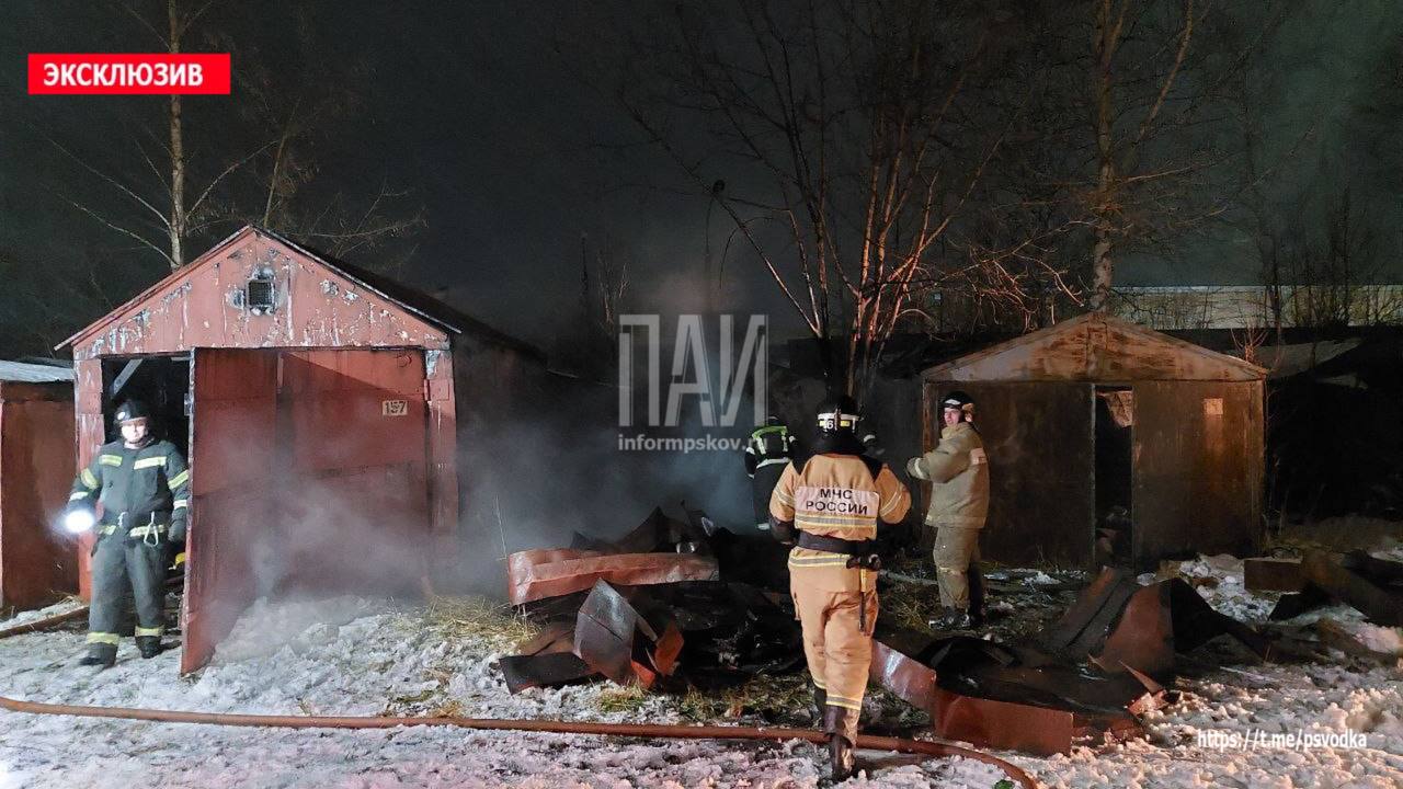 Пожарные ликвидировали возгорание в Великих Луках  16 декабря в Великих Луках, на улице Гастелло, произошел пожар.  В результате пожара неэксплуатируемое строение размером 3х4 кв. м. выгорело по всей площади, а также в трех неэксплуатируемых строениях размером 3х4 м огнем повреждены стены на площади 4 м кв и кровля на площади 12 м кв.   Пострадавших нет.   Предварительная причина возгорания – неосторожное обращение с огнем.  #ВеликиеЛуки