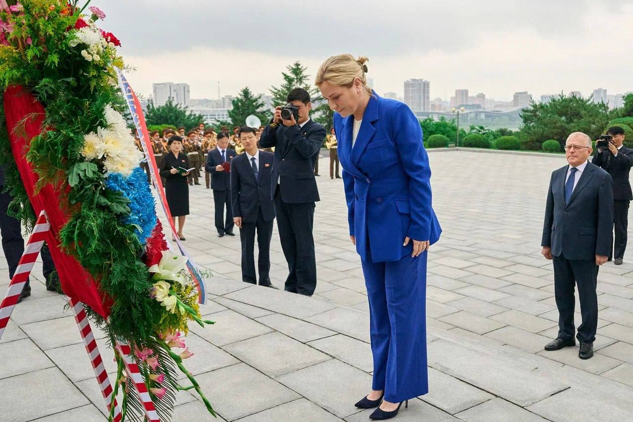 Министр культуры Ольга Любимова обсудила с министром культуры КНДР российско-корейское сотрудничество Министры культуры России и КНДР подписали план сотрудничества на 2025–2027 годы, нацеленный на расширение культурных связей. Стороны обсудили расширение двусторонних обменов и запланированные мероприятия. В сентябре 2025 года в Москве, во Всероссийском музее декоративно-прикладного искусства, планируется открытие выставки корейских художников. Российские творческие коллективы приглашены для участия в торжественном концерте в Пхеньяне, посвященном 80-летию Трудовой партии Кореи, в октябре 2025 года. Россия традиционно примет участие в 34-м Художественном фестивале дружбы «Апрельская весна» в 2026 году. Обсудили увековечение памяти солдат Корейской народной армии, сражавшихся за освобождение Курской области в годы Великой Отечественной войны. Российская сторона выразила готовность к совместным проектам в этой области. Ольга Любимова пригласила представителей КНДР на Санкт-Петербургский международный культурный форум в сентябре 2025 года. Российская делегация во главе с Ольгой Любимовой, послом РФ в КНДР Александром Мацегорой и с министром культуры КНДР Сын Чжон Гю возложила цветы к Монументу Освобождения на сопке Моранбон. Новости Правительства России