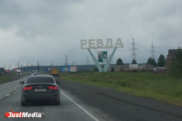 Городская дума Ревды на очередном заседании выбрала депутата Вениамина Тарова  «Справедливая Россиия»  председателем. Бывший спикер Андрей Мокрецов  «Единая Россия»  досрочно сложил полномочия.   Поводом для сложения полномочий Мокрецова стал демарш коалиции КПРФ и «Справедливой России» по вопросу принятия изменений в уставе города, наделяющих Ревду статусом муниципального округа. Несмотря на формальность поправок, которые коснулись 53 свердловских городских округов, депутаты саботировали их принятия пять заседаний подряд, рискуя оставить муниципалитет без денег из областного бюджета. Кроме того, прокуратура предупредила, что подаст в суд на думу.  Мокрецову удалось договориться с оппозицией, только пообещав отставку в обмен на принятие поправок.