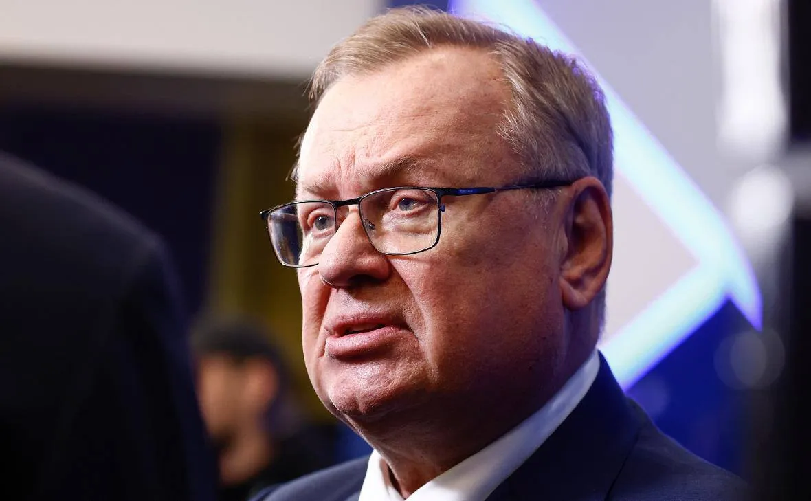 Глава ВТБ Андрей Костин также оценил срок восстановления финансового положения Самолета застройщик способен поправить свою ситуацию и выйти на нормальные показатели для обслуживания долга в течение нескольких лет Он отметил что ВТБ является для Самолета крупным кредитором наряду с тремя четырьмя другими банками Но и там мы считаем что это ситуация временная и что при определенном скоординированном подходе кредиторов и дополнительном усилии их менеджмента компания в состоянии в течение нескольких лет поправить свою ситуацию и выйти на нормальные показатели для обслуживания долга сказал Костин Напомним ранее деятельность Самолета комментировали и крупнейшие банки В Сбере заявили что Самолет хорошо прошёл оферту по своим облигациям Сбер и ряд других кредиторов предоставили бы ему свою поддержку в данном случае если бы она понадобилась Также глава ДOМ PФ Виталий Мутко отмечал Все проекты застройщика которые есть в структуре кредитного портфеля нашего банка устойчивы Не видим никаких проблем в их достройке