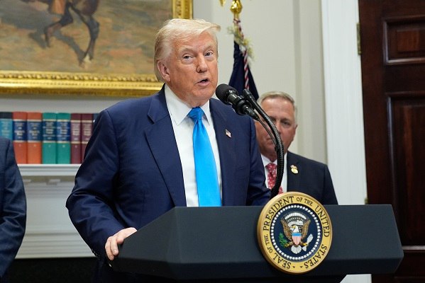 Музей истории США убрал табличку об импичментах Трампу  Работники культурного центра сделали это под давлением администрации главы государства.  Как пишет газета The Washington Post, в табличке, помимо Дональда Трампа, приводились данные об угрозах президентам Эндрю Джонсону, Биллу Клинтону и Ричарду Никсону. Теперь из текста на стенде следует, что «лишь три президента сталкивались с серьёзной угрозой отстранения от должности».    Подпишись на «Говорит Москва»