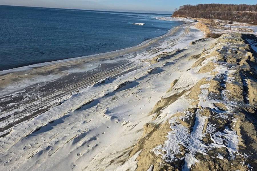 Росприроднадзор проверяет Янтарный комбинат из за отходов на берегу Балтийского моря Инспекторы обнаружили что производственные отходы находятся на береговой линии за пределами разрешённой зоны Их размывает водой и часть попадает в море Во время проверки также зафиксировали работу техники сбрасывающей отходы в воду Предприятие сообщает что проверка продолжается и утверждает что море находится в десятках метров от отвалов Подписаться Прислать новости