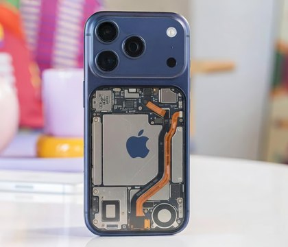 iPhone 18 Pro получит подэкранный Face ID и прозрачную заднюю панель в стиле Nothing Phone DCS Новые слухи об iPhone 18 Pro и 18 Pro Max указывают на серьезное обновление дизайна В том числе на более футуристичный стиль вдохновленный концепцией Nothing Phone Об этом рассказал популярный инсайдер Digital Chat Station По его словам Apple наконец то спрячет Face ID под экран оставив на передней панели только маленькое отверстие под фронтальную камеру