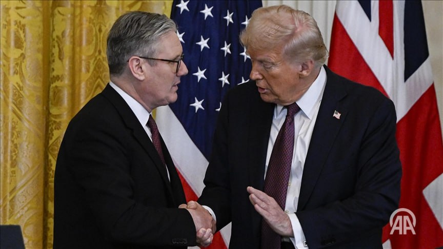 Премьер министр Великобритании и президент США обсудили Украину и Газу Премьер министр Великобритании Кир Стармер и президент США Дональд Трамп в ходе телефонного разговора обсудили Украину и Газу Согласно заявлению канцелярии британского премьер министра беседа началась с оценки ситуации вокруг российско украинского конфликта Стармер проинформировал главу Белого дома о работе Коалиции желающих в целях поддержки любого мирного соглашения по Украине и обеспечения справедливого и устойчивого прекращения боевых действий Подробнее на нашем сайте v aa com tr 3777283 24 7 в сутки с Агентством Анадолу