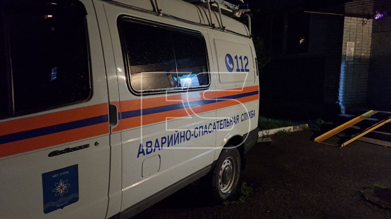 Спасатели замечены у дома по Энгельса, 36 в Обнинске, где на карнизе восьмого этажа уже почти шесть часов стоит 24-летний парень. Как стало известно, внутри находятся службы. Пытаются говорить с парнем. На контакт он пока не идёт. ES! - канал. Подписаться