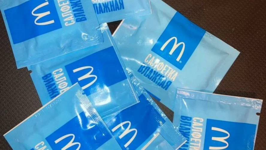 8 влажных салфеток из McDonald s продают за 21 млн рублей в Петербурге.   Продавец готов поменять их на премиальный автомобиль. Цена подобного объявления в других объявлениях — 15 рублей.