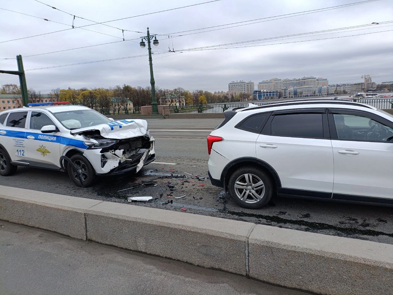 Машина ДПС попала в аварию на Каменноостровском мосту В соцсетях сообщают, что ДТП произошло около 8 утра. У полицейском машины разбита передняя часть. Обстоятельства выясняются. Мегаполис Подписаться Прислать новость