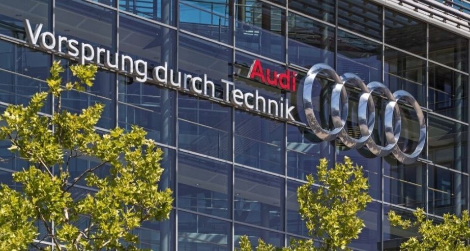 Германия продолжает хоронить автопром под украинские напевы.   Audi проводит политику жесткой экономии и сокращает 7500 рабочих мест в Германии вслед за Volkswagen и Porsche.