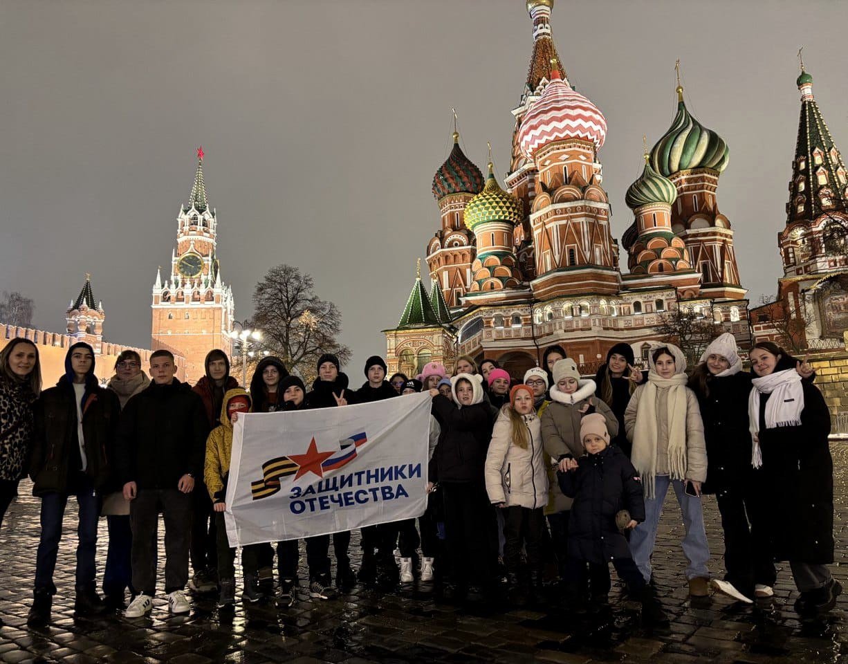 Дети ветеранов СВО посетили «Ёлку Победы» в Москве.   Новогоднее представление в Музее Победы увидели 30 юных подопечных донского филиала фонда «Защитники Отечества». Приглашение получили самые активные мальчики и девочки, прилежные ученики, победители спортивных соревнований и творческих конкурсов.  - Наши подопечные уже ездили на Кремлевскую ёлку, в международный детский центр «Артек», в РЖД-тур в Карелию, на экскурсии по достопримечательностям Ростовской области и других регионов. Каждый раз мы приглашаем новых детей, чтобы в поездках побывали все дети, находящиеся на сопровождении, - подчеркнула руководитель филиала фонда «Защитники Отечества» Татьяна Карасева.   В поездке у ребят была насыщенная программа. Они посетили Москвариум и Красную площадь, а также покатались по вечерней Москве. Путешествие всем очень понравилось!     -то на Ростовском