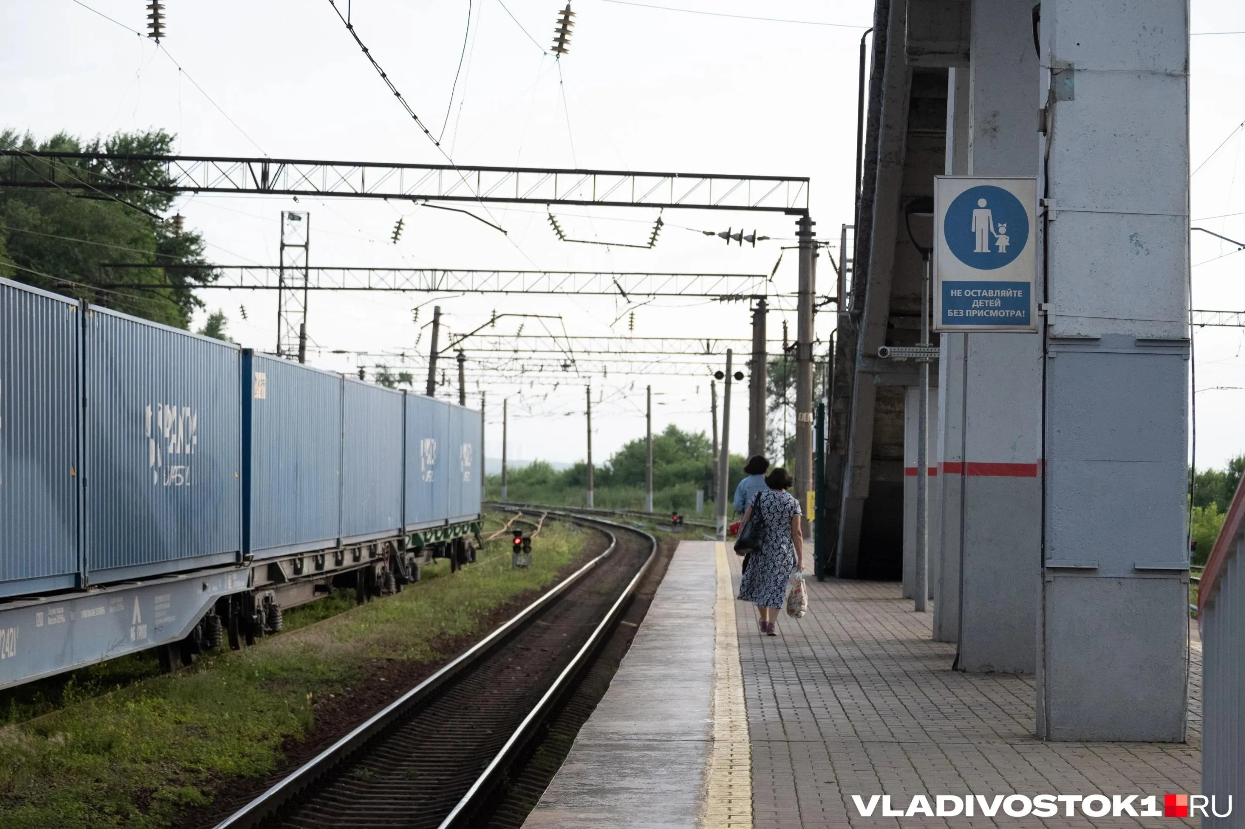 Дети обнаружили человеческую руку на улице возле теплотрассы и железнодорожных путей на улице Сипягина 22 во Владивостоке Жуткую находку подтвердили в пресс службе краевого следственного комитета По данным Telegram канала Svodka25 часть тела нашли в полночь с 26 на 27 апреля О том что на руку наткнулись дети сказали жители близлежащих домов Они же сфотографировали приехавших позже следователей криминалистов и сотрудников полиции Очевидцы уточнили что рука не мумифицирована но тела рядом нет Несмотря на это следственный комитет возбудит уголовное дело по признакам убийства Эксперты выяснят причины и обстоятельства смерти человека но пока другой информации нет  Подписаться в MAX