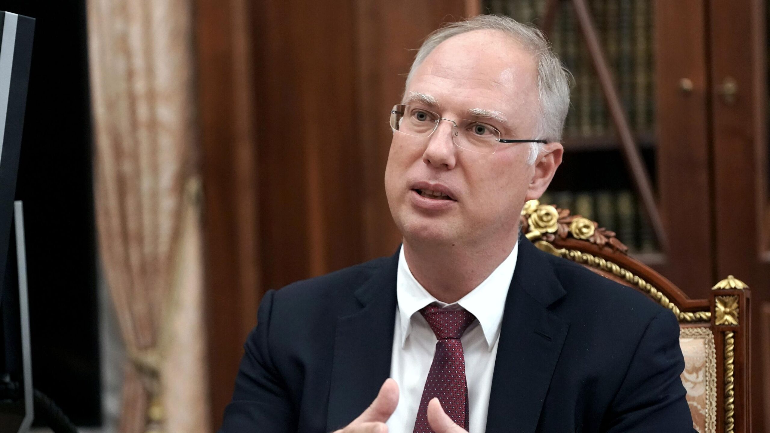 ЕС уничтожая права собственности как основу финансовой системы хочет завершить самоубийство европейской цивилизации считает глава РФПИ спецпредставитель президента России по инвестиционно экономическому сотрудничеству с зарубежными странами Кирилл Дмитриев Газета Financial Times ранее писала что возможная конфискация замороженных активов России в Европе может сказаться на роли евро как мировой резервной валюты В то время как они разрушают свои собственные страны неконтролируемой миграцией ростом преступности и экономическим спадом элиты ЕС теперь хотят завершить самоубийство европейской цивилизации уничтожив права собственности основу финансовой системы и взорвав собственную валюту Впечатляет написал Дмитриев комментируя публикацию газеты Financial Times