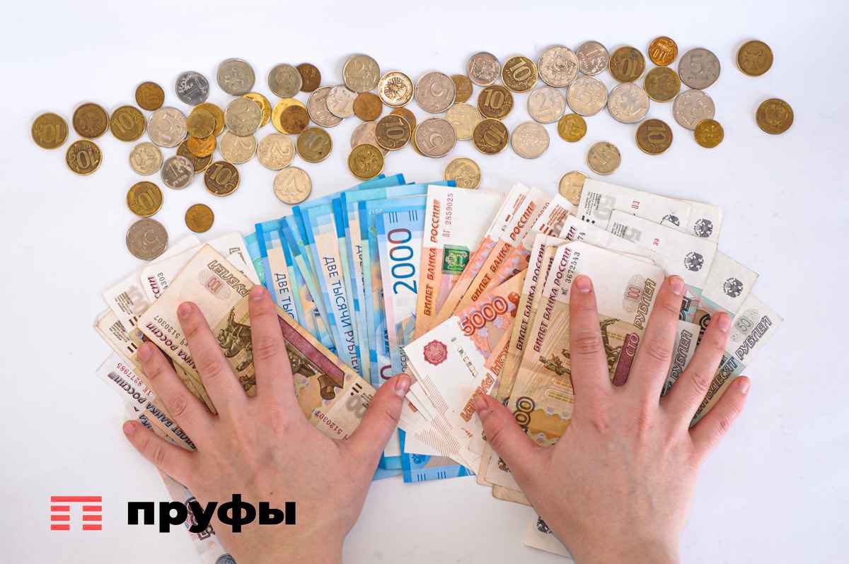 ЛДПР предложила ввести льготные кредитные каникулы для бизнеса на УСН Депутаты и сенаторы от либералов во главе с Леонидом Слуцким предложили новую меру поддержки для малого и среднего бизнеса В Госдуму внесен законопроект который позволит предпринимателям на упрощенной системе налогообложения УСН получить кредитные каникулы сроком до трех лет Если заемщик не укажет точные даты каникулы автоматически начнутся с момента обращения и продлятся до конца 2028 г Предприниматель или компания могут потребовать у банка приостановить выплаты по кредиту основного долга и или процентов на срок до 3 лет но не позднее 31 декабря 2028 года Авторы инициативы связывают меру с грядущими ужесточениями Напомним с 2026 года начнется поэтапное снижение порога доходов для освобождения от НДС 2026 год лимит 20 млн руб в год 2027 год лимит 15 млн руб 2028 год лимит 10 млн руб Это значит что многие компании на УСН в ближайшие годы могут столкнуться с необходимостью платить НДС что потребует перестройки финансовых моделей и увеличит нагрузку Кредитные каникулы по замыслу депутатов дадут бизнесу дыхательное окно для адаптации и помогут сохранить устойчивость  Обратная связь  Подписаться  Подписаться в Max