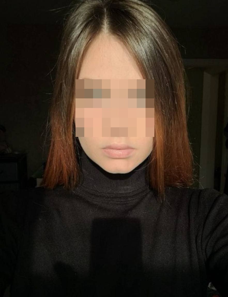 Учительница в декрете подожгла пять автомобилей Росгвардии, по указанию украинских мошенников. В Калуге 27-летняя Ирина пробралась на закрытую стоянку Росгвардии, облила горючей жидкость машины и подожгла их. При попытке скрыться на своем авто она сбила мужчину, но была задержана очевидцами. Ирина работала в школе учителем английского и географии. Дома девушку ждал трёхмесячный ребёнок. Наш второй канал РУПОСТ 18+ Подписывайтесь.