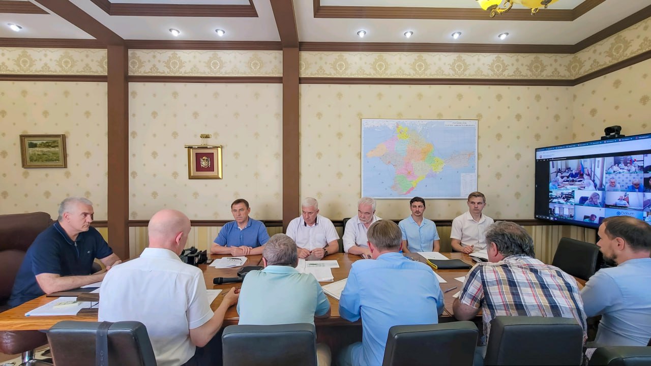 Строительство новых водохранилищ в Крыму – Мартовского и Солнечногорского – будет ускорено. На совещании под председательством Главы Республики Крым Сергея Валерьевича Аксёнова обсудили ключевые этапы реализации проекта. Проектно-изыскательские и другие работы планируется вести параллельно, при этом без потери качества, чтобы по итогу быстро пройти все согласования и экспертизы. Профильным специалистам и ведомствам необходимо консолидировать усилия, действовать слаженно и оперативно. В Крыму имеются все необходимые ресурсы – от рабочей силы до стройматериалов и техники – для успешной реализации проекта.
