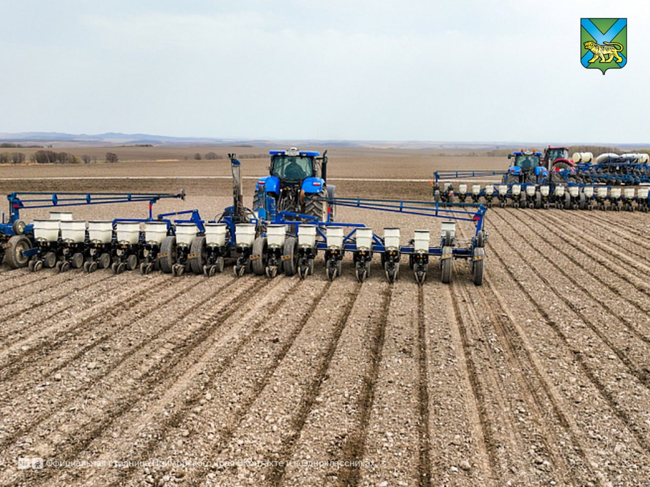 Поля к весенней посевной готовят аграрии Приморья Сельхойзпроизводители подготовили 2  6  8   тысяч гектаров зяби что на 60 больше уровня прошлого года Такой способ сокращает весенние полевые работы благодаря чему предпосевная подготовка проходит качественнее создаёт плодородную структуру почвы Также специалисты продолжают подработку и засыпку семенного материала В следующем году планируется увеличить посевные площади под кукурузой до 130 тысяч гектаров   Читайте новости первыми в нашем канале в Max