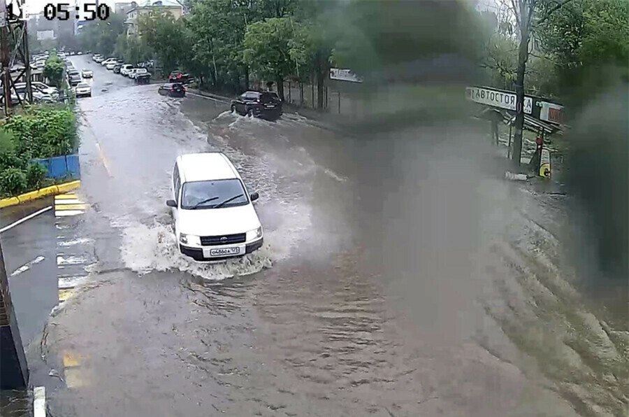 На юге Дальнего Востока неустойчивая, и порой и опасная погода. А все по вине циклонов. В Приморье один из таких вихрей отличился сильными дождями. Во Владивостоке за сутки 3 июня выпало 50 мм, составляет почти половину месячной нормы. Эта сумма стала новым суточным рекордом. До этого он составлял 46,3 мм и принадлежал 1993 году. 4 июня дожди ослабеют, но не прекратятся. За холодным фронтом температура воздуха понизится, во Владивостоке днем лишь 10-12 градусов. На всей территории юга Дальнего Востока температура воздуха в ближайшие сутки будет на 2-4 градусов ниже нормы.
