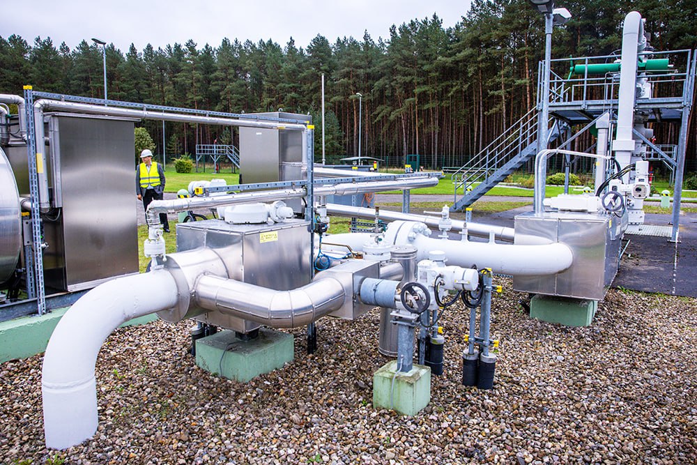 Поставки газа в ЕС увеличились Морозы сделали свое дело В январе 2026 года из России в страны Европы перетекли рекордные 2 3 миллиарда кубометров сжиженного газа Это пятая часть от всего импортируемого СПГ Кстати Соединенные Штаты поставки сократили Прокачка по Балканскому потоку превысила проектную мощность на 25 процентов Эксперты прогнозируют подорожание голубого топлива во втором квартале этого года Подписаться на РГ в Telegram Читать нас в MAX