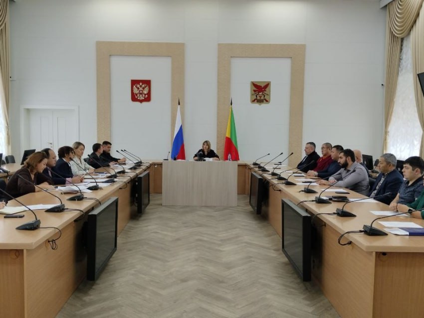 Мероприятия в честь Дня народного единства пройдут во всех районах Забайкалья  ⏺Более 150 мероприятий, посвященных Дню народного единства, пройдут в крае 4 ноября. Тематические выставки, познавательные, интерактивные, культурно-просветительские программы пройдут в муниципальных учреждениях культуры, музеи поддержат федеральную акцию «Ночь искусств». В десяти муниципальных районах активное участие в мероприятиях принимают национально-культурные объединения.   «Ключевыми мероприятиями в День народного единства станут концерт оркестра «Непокорённых» из Донецкой филармонии, который завершит третий фестиваль имени Олега Лундстрема и первый в истории Забайкалья концерт колокольного звона в Драматическом театре «Сказ о Чите колокольной», который станет завершением проекта «Хочу стать звонарем». Накануне Дня народного единства пройдет международный фестиваль детского и юношеского творчества «Гуранёнок», и я хотела бы поблагодарить ассоциацию народов Забайкалья, которая ежегодно поддерживает это мероприятие и отмечает лучших участников фестиваля», — сообщила начальник отдела по реализации государственной культурной политики министерства культуры региона Татьяна Жеребцова.  ⏺Участники заседания отметили, что проведение совместных культурных, патриотических, спортивных мероприятий положительно влияет на межнациональные отношения, и высказались за возобновление проведения спартакиады народов Забайкалья. В целом, как отметили на заседании, общая ситуация в сфере межнациональных отношений на территории края остается спокойной и стабильной. Данные выводы подтверждаются и соответствующими результатами социологического опроса.    Подписывайтесь: