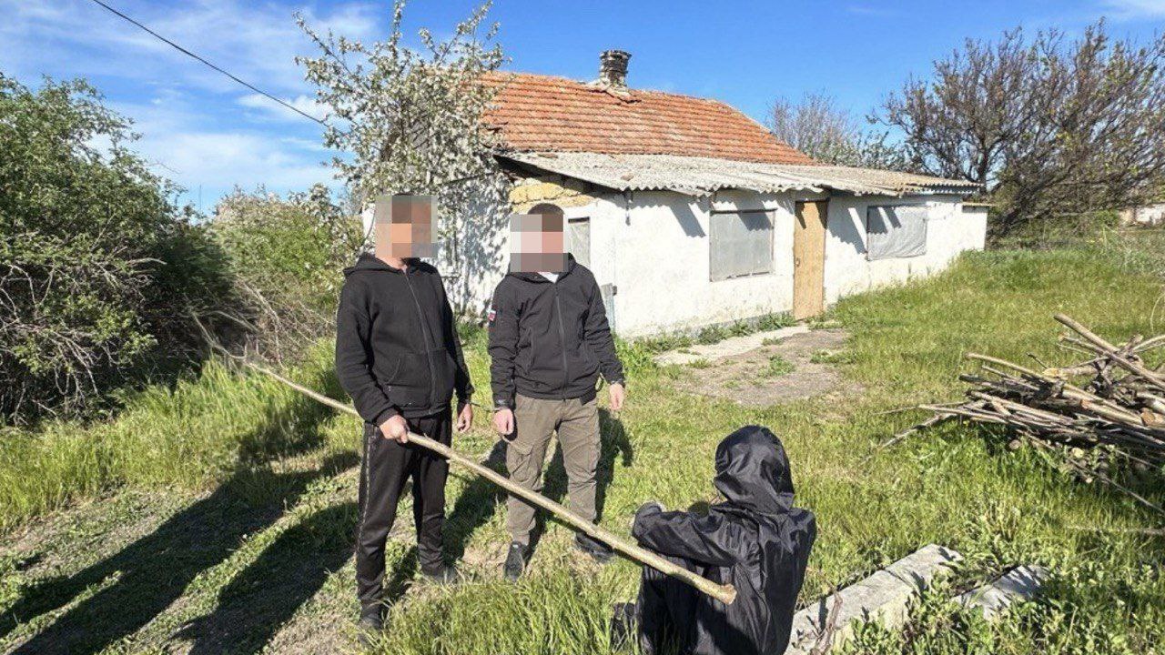 Житель Херсонской области предстанет перед судом по обвинению в смертельном избиении знакомого Геническим межрайонным следственным отделом СУ СК России по Херсонской области завершено расследование уголовного дела в отношении 37-летнего жителя Генического округа. Он обвиняется в совершении преступления, предусмотренного ч. 4 ст. 111 УК РФ умышленное причинение тяжкого вреда здоровью, повлекшее по неосторожности смерть потерпевшего . Следствием установлено, в середине апреля текущего года в дневное время обвиняемый, находясь в одном из домовладений, расположенном в поселке Чонгар, распивал спиртные напитки со своим знакомым. На фоне употребления алкоголя между ними произошёл словесный конфликт, в ходе которого мужчина деревянной палкой нанес множественные удары по голове своего оппонента. На следующий день после произошедшего от полученных телесных повреждений потерпевший скончался. Следователями межрайонного следственного отдела назначены и проведены судебные экспертизы, выводы которых в совокупности с иными доказательствами полностью изобличают обвиняемого в совершенном преступлении. В ходе допроса фигурант признал свою вину, ему избрана мера пресечения в виде заключения под стражу. Следствием собрана достаточная доказательственная база, в связи с чем уголовное дело с утвержденным надзорным ведомством обвинительным заключением направлено в суд для рассмотрения по существу. В соответствии с санкцией статьи фигуранту грозит наказание в виде лишения свободы сроком до 15 лет.